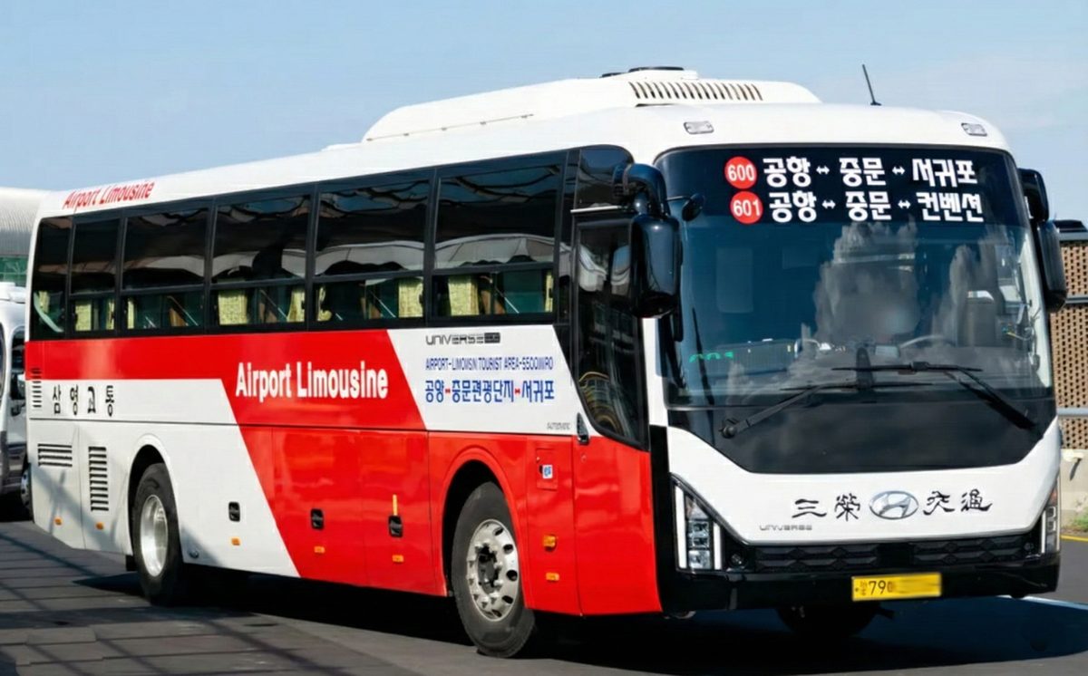 Airport Limousine bus serving routes 600 and 601
